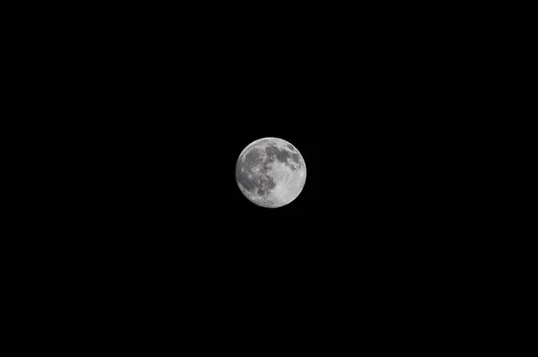 보름달이 지나가는 비행기 — 스톡 사진