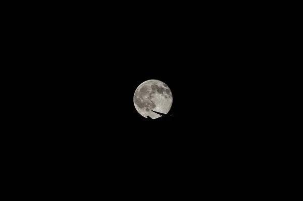 Lua Cheia Com Avião Passar Sua Frente — Fotografia de Stock