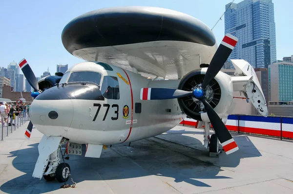 在纽约市英勇无畏的海洋 航空和航天博物馆展出的美国海军的Grumman 1B跟踪器 — 图库照片