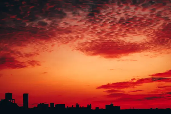 ニューヨークのブルックリンの美しい朝の日の出の空の雲 — ストック写真