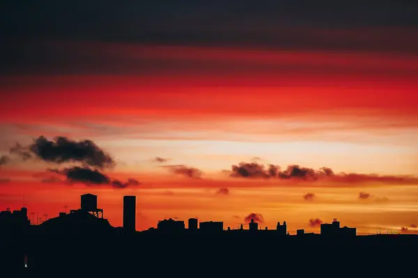 ニューヨークのブルックリンの美しい朝の日の出の空の雲 — ストック写真