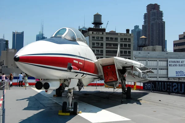 Grumman F-14 Super Tomcat New York 'taki Intrepid Sea, Air and Space Museum' da sergileniyor..