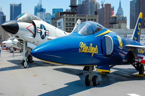 Mavi Melekler Grumman F-11 kaplanı New York 'taki Intrepid Denizi, Hava ve Uzay Müzesi güvertesinde..