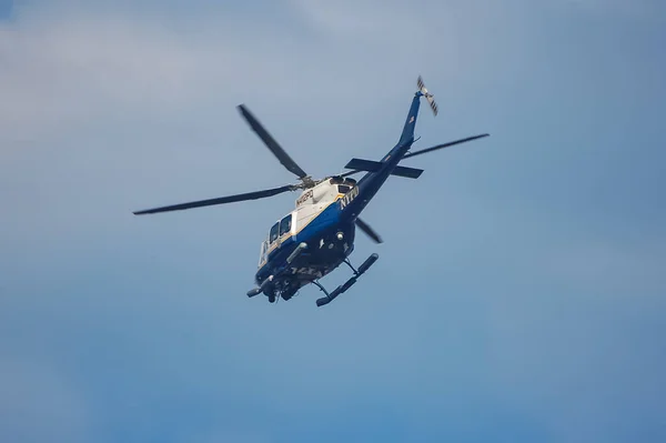 Helikopter Policji Nowojorskiej Przelatujący Nad Brooklynem Nowy Jork — Zdjęcie stockowe