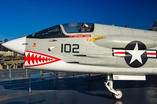 美国海军在纽约市英勇无畏的海空博物馆购买了F 8型十字军 — 图库照片