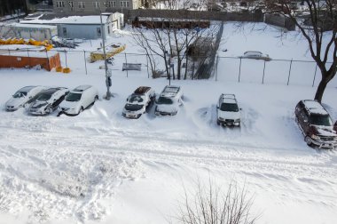 Kar fırtınası New York 'ta sokakları ve arabaları karla kapladıktan sonra Brooklyn' deki sokakları kapladı.. 