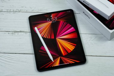 iPad Pro 11 inçlik 2021 model, Apple M1 çipli, sihirli klavyeli ve Apple kalemli..