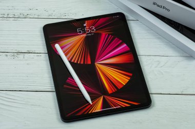 iPad Pro 11 inçlik 2021 model, Apple M1 çipli, sihirli klavyeli ve Apple kalemli..