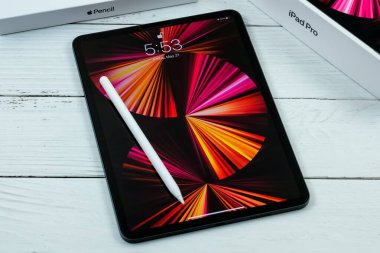 iPad Pro 11 inçlik 2021 model, Apple M1 çipli, sihirli klavyeli ve Apple kalemli..