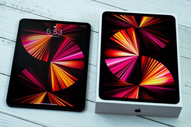 iPad Pro 11 inçlik 2021 model, Apple M1 çipli, sihirli klavyeli ve Apple kalemli..