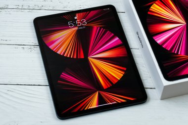 iPad Pro 11 inçlik 2021 model, Apple M1 çipli, sihirli klavyeli ve Apple kalemli..