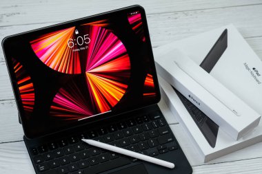 iPad Pro 11 inçlik 2021 model, Apple M1 çipli, sihirli klavyeli ve Apple kalemli..