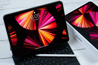 iPad Pro 11 inçlik 2021 model, Apple M1 çipli, sihirli klavyeli ve Apple kalemli..