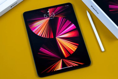iPad Pro 11 inçlik 2021 model, Apple M1 çipli, sihirli klavyeli ve Apple kalemli..