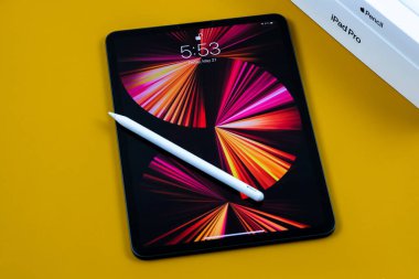 iPad Pro 11 inçlik 2021 model, Apple M1 çipli, sihirli klavyeli ve Apple kalemli..