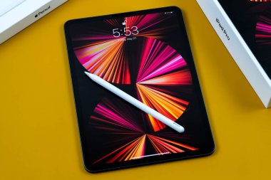 iPad Pro 11 inçlik 2021 model, Apple M1 çipli, sihirli klavyeli ve Apple kalemli..
