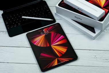 iPad Pro 11 inçlik 2021 model, Apple M1 çipli, sihirli klavyeli ve Apple kalemli..