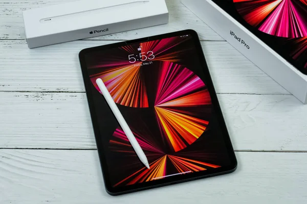 iPad Pro 11 inçlik 2021 model, Apple M1 çipli, sihirli klavyeli ve Apple kalemli..