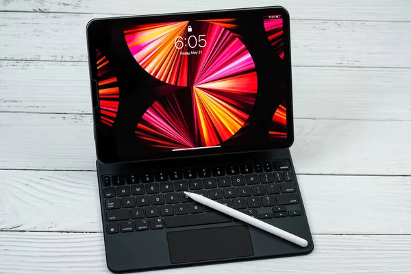 iPad Pro 11 inçlik 2021 model, Apple M1 çipli, sihirli klavyeli ve Apple kalemli..