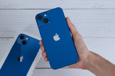 iPhone 13 mavi ve kutusu. 