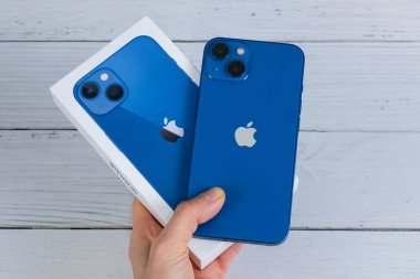 iPhone 13 mavi ve kutusu. 