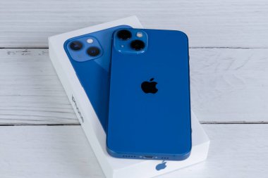iPhone 13 mavi ve kutusu. 
