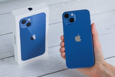 iPhone 13 mavi ve kutusu. 