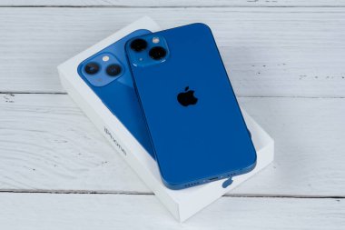 iPhone 13 mavi ve kutusu.