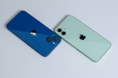 iPhone 13 mavi ve iPhone 12 yeşil. 