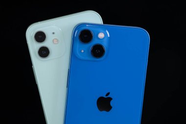 iPhone 13 mavi ve iPhone 12 yeşil. 