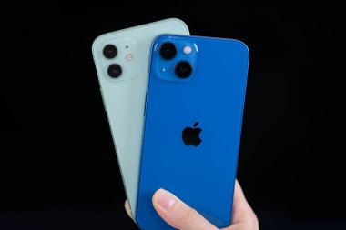 iPhone 13 mavi ve iPhone 12 yeşil. 