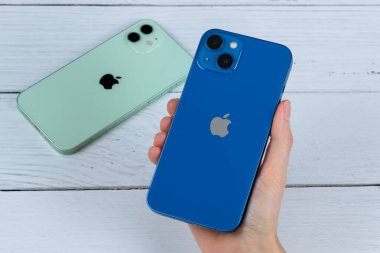 iPhone 13 mavi ve iPhone 12 yeşil. 