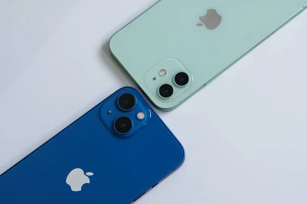 Iphone Синем Iphone Зеленом — стоковое фото
