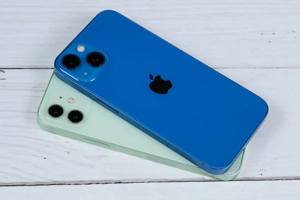 Iphone Синем Iphone Зеленом — стоковое фото