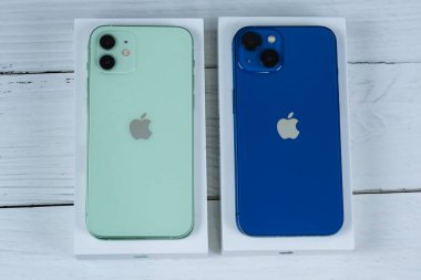 iPhone 13 mavi ve iPhone 12 yeşil. 
