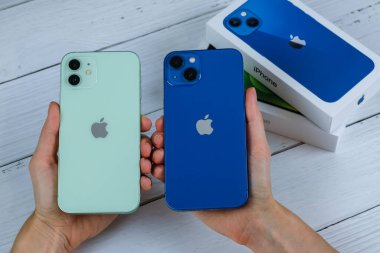 iPhone 13 mavi ve iPhone 12 yeşil. 