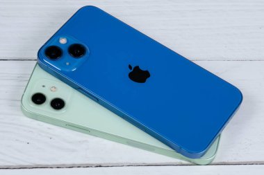 iPhone 13 mavi ve iPhone 12 yeşil. 