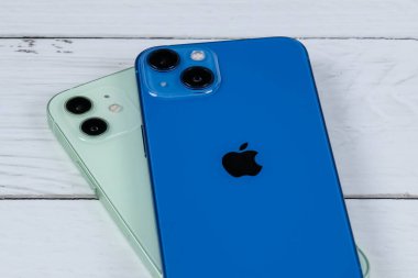 iPhone 13 mavi ve iPhone 12 yeşil. 