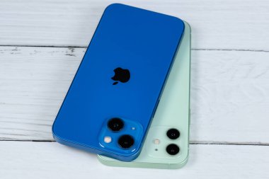 iPhone 13 mavi ve iPhone 12 yeşil. 