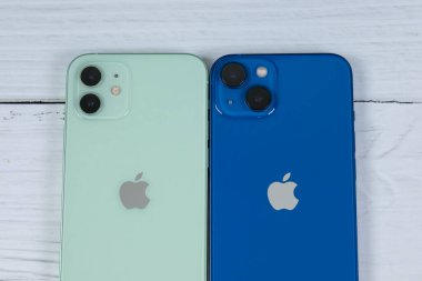 iPhone 13 mavi ve iPhone 12 yeşil. 