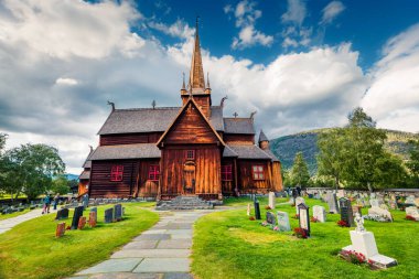 Lom stave kilisesinin (Lom Stavkyrkje) muhteşem yaz manzarası. Norveç kırsalının güneşli sabah manzarası, Lom belediyesinin idari merkezi - Fossbergom, Norveç, Avrupa.