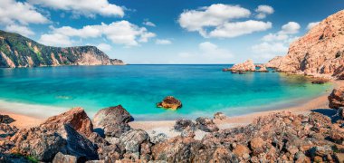 Petani Sahili 'nin göz kamaştırıcı bahar manzarası. Cephalonia Adası, Yunanistan, Avrupa 'nın resimli sabah manzarası. Akdeniz 'in büyüleyici deniz manzarası. İyon Adaları 'nın çarpıcı açık hava manzarası.