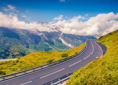 Grossglockner Dağları 'nın yaz sabahı manzarası Grossglockner High Alpine Yolu' ndan. Avusturya Alpleri 'nde renkli bir açık hava sahnesi, Zell am See bölgesi, Avusturya, Avrupa' da Salzburg eyaleti. Seyahat kavramı arkaplanı resmi