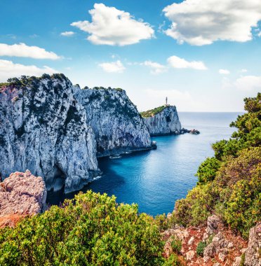 Cape Lefkatas 'ın eski deniz feneriyle sabah manzarası heyecan verici. İyon Denizi 'nin güneşli bahar deniz manzarası. Lefkada Adası, Yunanistan, Avrupa 'nın güzel doğa manzarası. Doğa konseptinin güzelliği.