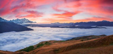 Mt. Dağın eteklerinde inanılmaz sonbahar gündoğumu. Tetnuld. Yukarı Svaneti, Mestia, Gürcistan, Avrupa. Kafkas Dağları 'nın etkileyici sabah manzarası. Doğa konseptinin güzelliği