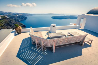 Santorini Adası 'nın çekici sabah manzarası. Ünlü Yunan tatil beldesi Thira, Yunanistan, Avrupa 'nın fantastik bahar sahnesi. Seyahat konsepti arka planı.