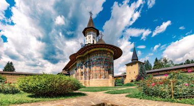Sucevita Manastırı 'nın çekici yaz sahnesi. 1585 yılında Ieremia Movila, Bukovina bölgesi, Romanya ve Avrupa tarafından inşa edilen Doğu Ortodoks Kilisesi 'nin resmi sabah manzarası.