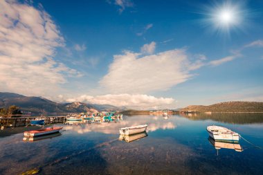 Küçük balıkçı kasabasında güneşli bir bahar sahnesi. Mikrovivos. Ege Denizi 'nin muhteşem sabah deniz manzarası. Kırsal konseptin güzelliği, Yunanistan, Avrupa. İşlenmiş fotoğraf sonrası sanatsal stil