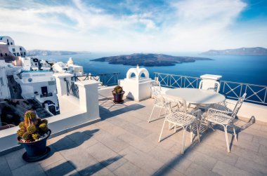 Santorini adasının güneşli sabah manzarası. Yunanistan 'ın ünlü tatil beldesi Fira, Yunanistan ve Avrupa' nın resimli bahar sahnesi. Seyahat konsepti geçmişi. Orton Efekti