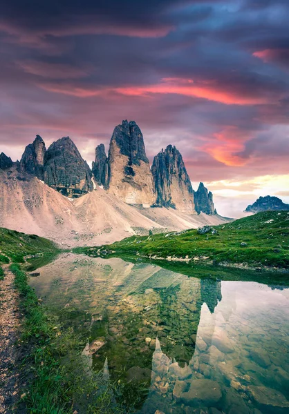 Dramatischer Sommersonnenaufgang Mit Rienz Ursprungssee Nationalpark Tre Cime Lavaredo Toller — Stockfoto